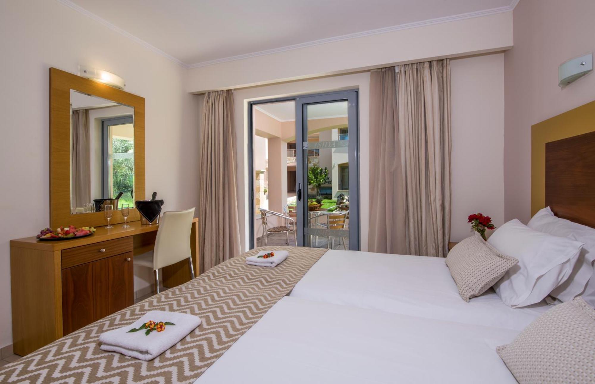 Isida Hotel Agia Marina الغرفة الصورة